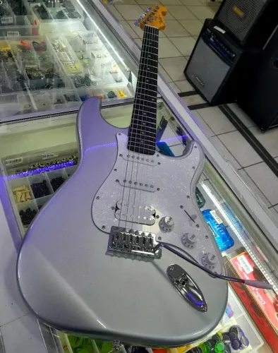 Guitarra Elétrica Stratocaster shelter Prata com Blindagem de cobre