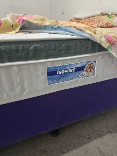 Cama box casa geladeira Frost Free tv 50' com cadeira e mesinha