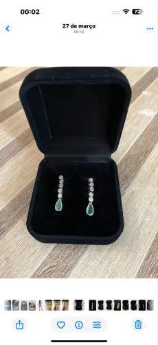 Brinco esmeralda, ouro branco e topázio 