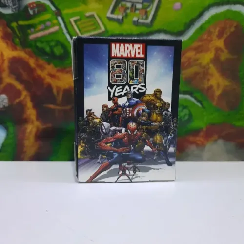 Cards Marvel 80 anos Panini na caixa
