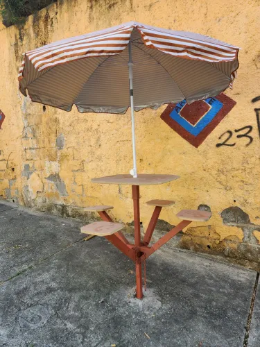 Mesa com guarda-sol integrada - Ideal para áreas externas!
