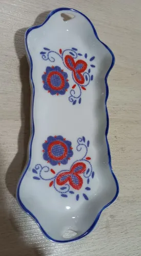 Travessa de cerâmica decorada com flores