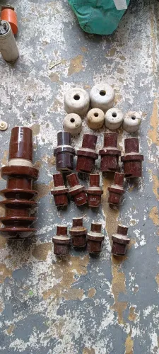 Isoladores e peças para instalações elétricas