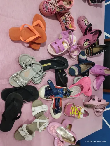 Lote  com 15 pares de  tênis 23 /25