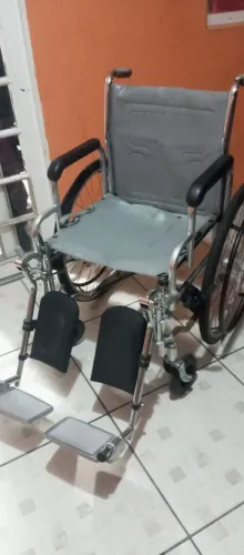 Cadeira de rodas com apoio de panturrilha