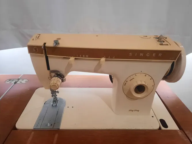 Máquina de Costura Singer 247 + gabinete em madeira- Usada