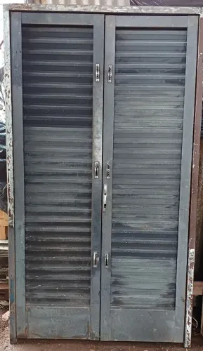 Linda Porta de ferro com venezianas retratil para ventilação /// R$1700,00 