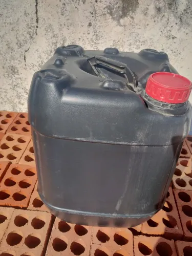 Galão Plástico Resistente com Tampa Vermelha - 20 Litros