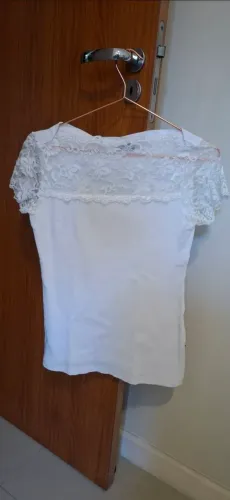 Camiseta branca com mangas de renda