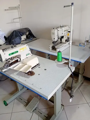 Caseadeira e Botoneira Industrial marca Winner com mesas