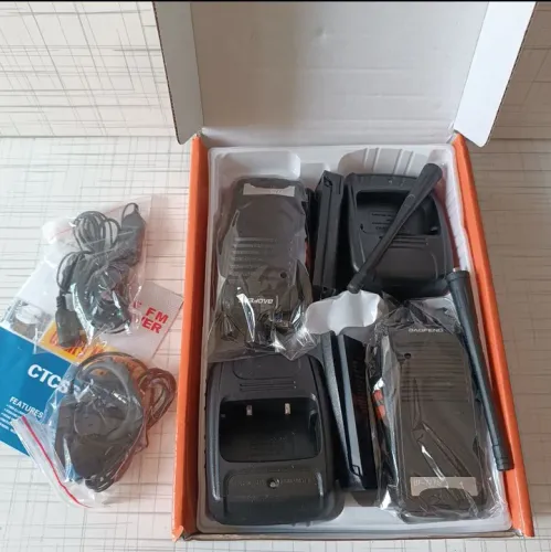 Par de rádios HT Baofeng UV-5R com acessórios