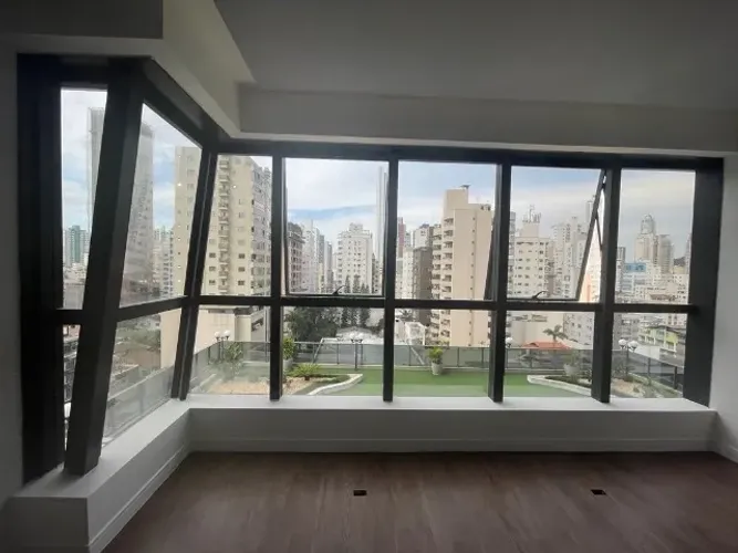 Locação comercial - Sala com 45m² andar alto com 1 vaga  - Balneário Camboriú 