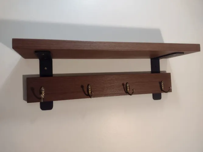 Prateleira com cabideiro para organizar sua casa