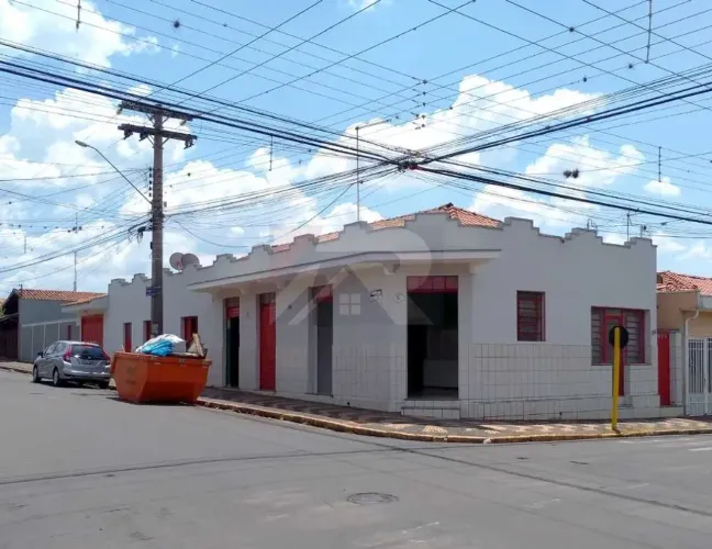 Venda de Casas / Comercial na cidade de Araras