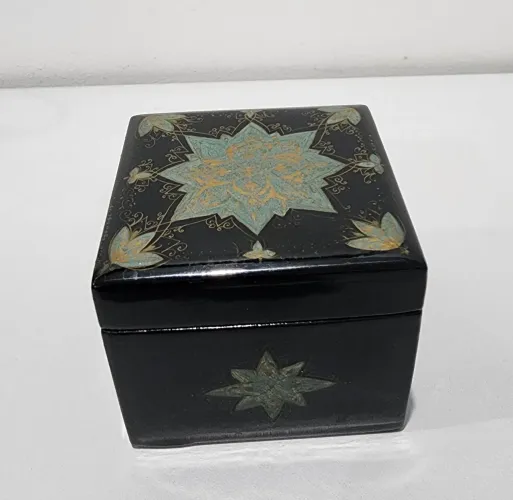 Caixa Vintage laqueada com Detalhes Florais