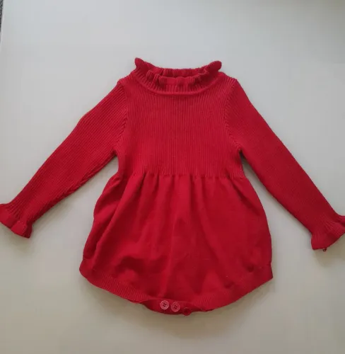Macacão de tricô vermelho para bebê menina