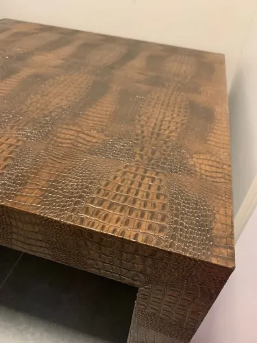 Mesa com Textura de Cobra