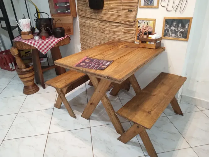 Mesa e bancos de madeira para comércio