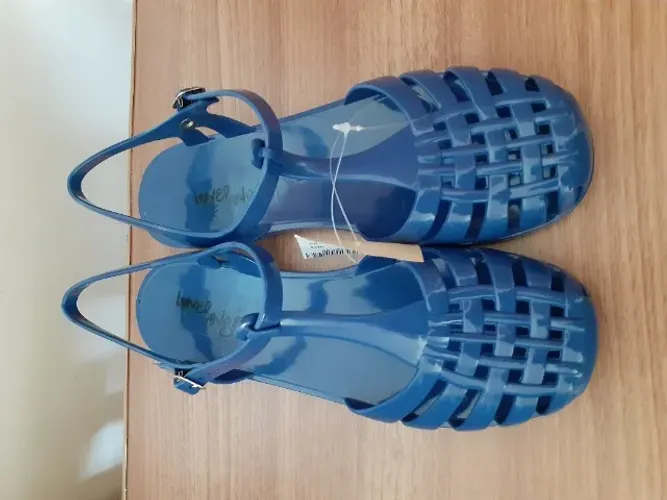 Sandália em plástico  azul 35 nova