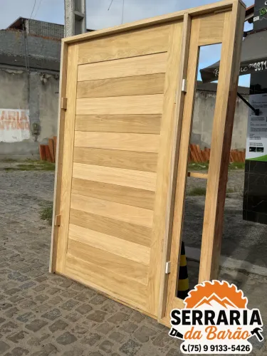 PORTAS PIVOTANTES EM MADEIRA ANGICO E GONÇALO 