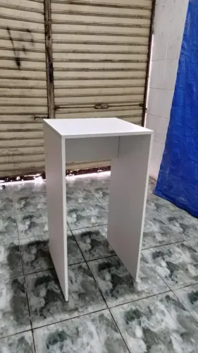 Mesa banca. Medidas: 50x50cm; altura de 100cm