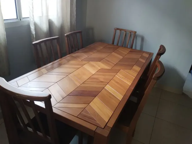 Mesa de madeira com cadeiras