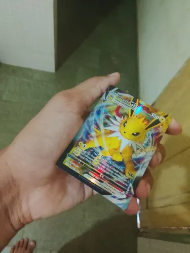 Eu estou vendendo esse card de Pokémon novo, protegida geração Silver tempest