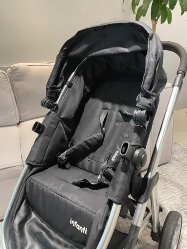 Carrinho de Bebe Infanti epic lite com base isofix