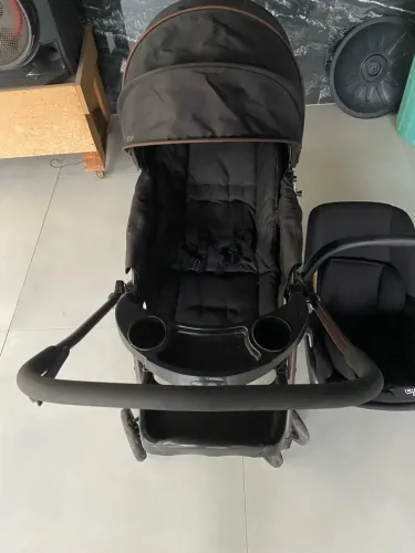 Carrinho de bebê com bebê conforto 