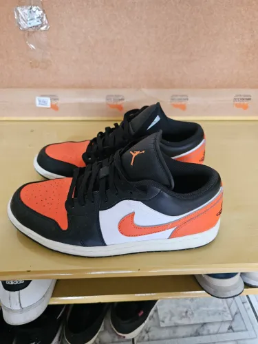 Tênis Air Jordan 1 Low Preto/Laranja