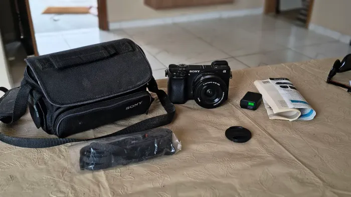 Camera Sony a6300 com lente do kit e bolsa de trasporte