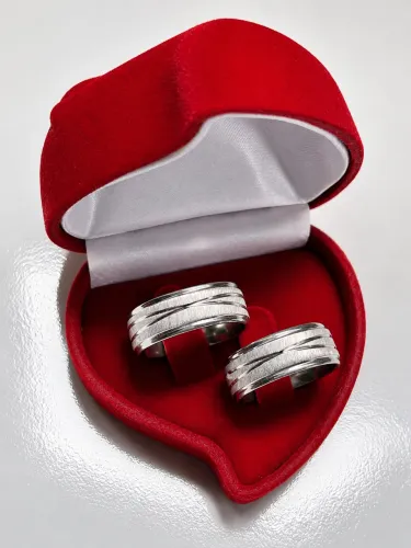 Par de Alianças Escvd. Linha X 8mm; Prateado; Caixinha de Brinde