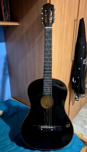 Violão preto (marca genérica) em ótimo estado