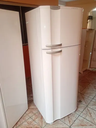 Geladeira 220v Eletrolux grande 450litros semi nova funcionando perfeitamente entrego