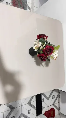 Mesa sem cadeiras 