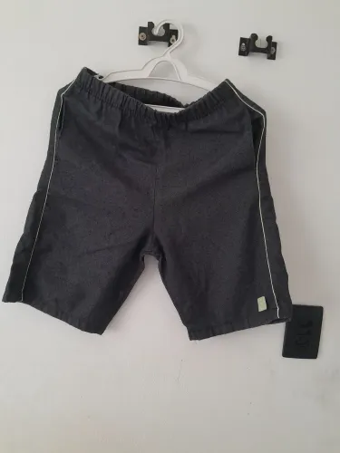 Bermuda para meninos entre 12 a 17 anos. De algodão. Com bolsos laterais