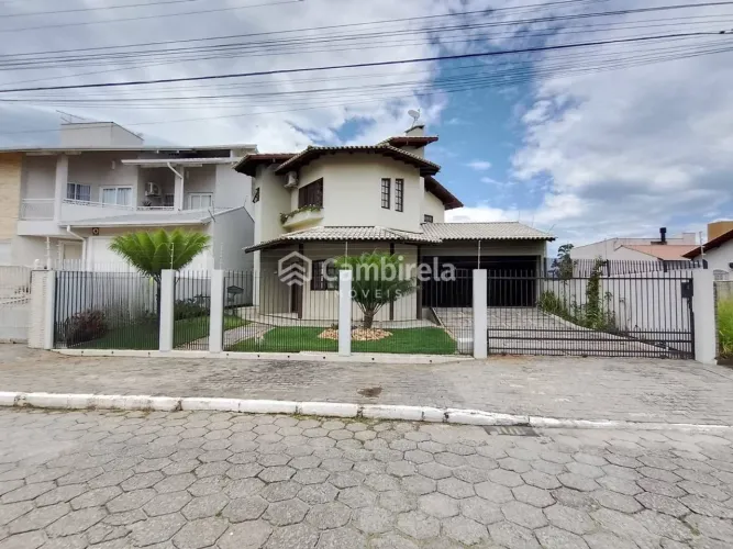 Casa com 03 quartos no Centro de Palhoça