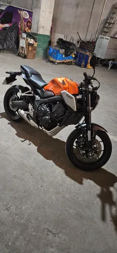HONDA CB 650R - ESPORTIVA 4 CILINDROS- ESTILO E POTÊNCIA PURA. 