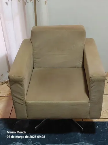 Vendo  poltrona giratória  semi nova em suede