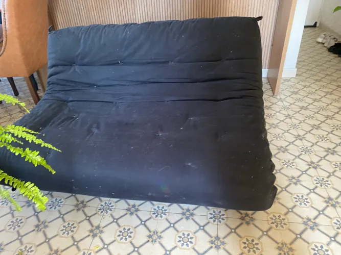 Sofá cama Futon - Base madeira preta com colchão tecido rústico preto