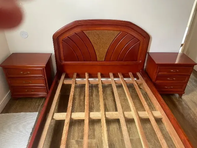 Conjunto de cama casal e criados mudo em mogno