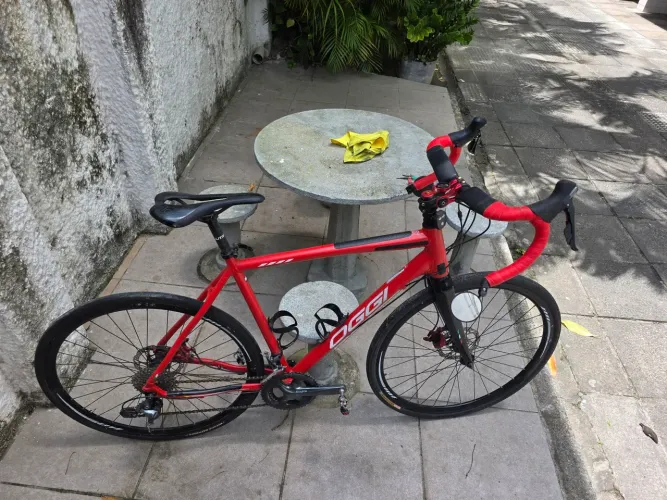 Bicicleta OGGI Gravel com todo grupo de transmissão Shimano Tiagra - 2×10  velocidades