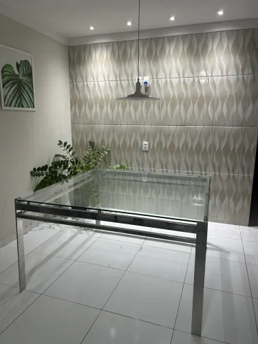 Mesa tampo de vidro e base em alumínio 