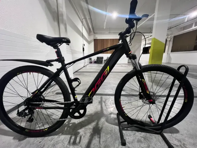 BICICLETA OGGI ELÉTRICA BW 8.0 TAM 19. Acompanha carregador e suporte