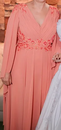 Vestido de Festa Longo Salmão/Coral com Bordado e Capa Integrada - Ideal para Mães dos Noi