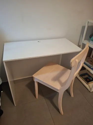 Mesa escrivaninha e uma cadeira de madeira. 