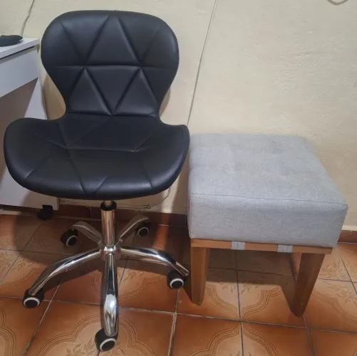 Cadeira escritório + puff quadrado estofado linho
