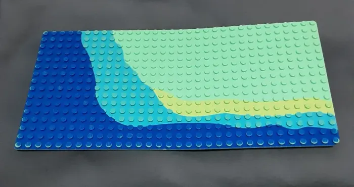 LEGO base 16x32 (Set 6410) base com leve desgaste nos pinos azuis e um minúsculo quebrado