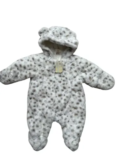 Macacão com touca branco pelucia forrado por dentro vira as mãozinhas com etiqueta - First