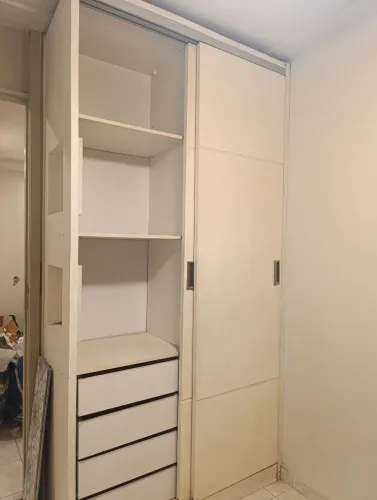 Guarda roupa alto 104 L x 240 A x 53 P conservado - com gaveteiro e nichos